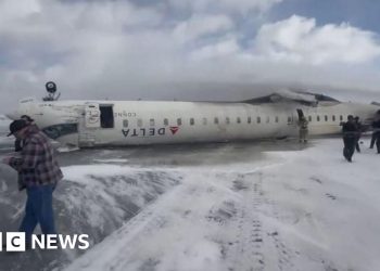 Todos los pasajeros sobreviven al vuelo delta que se voltea en la pista