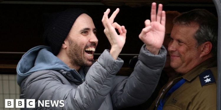 Israel retrasa la liberación de prisioneros palestinos como rehenes liberados