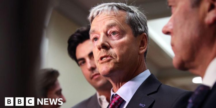 El ministro de Nueva Zelanda renuncia a colocar la mano en el brazo del personal