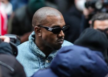 Shopify derribó la tienda de camisetas de la esvástica de Kanye, pero otra tienda antisemita todavía funciona