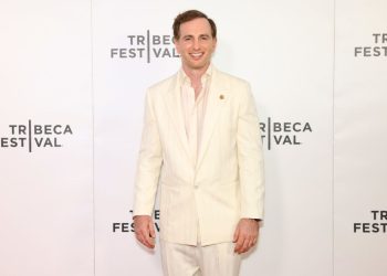 El cofundador de Airbnb, Joe Gebbia, saca las envolturas de su primera tarea para Doge