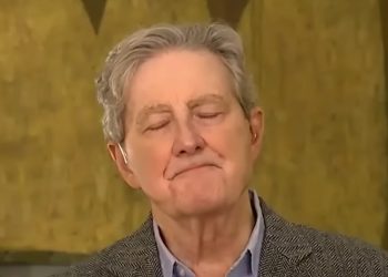 El senador John Kennedy ofrece a Sheryl Crow y a los demócratas un consejo hilarante: «Intenta no chupar»