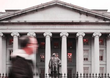 Dege lo puso en el departamento del Tesoro. Su compañía tiene contratos federales por valor de millones