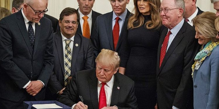 'Transparencia radical': Trump ordena programas federales 'derrochadores', contratos expuestos