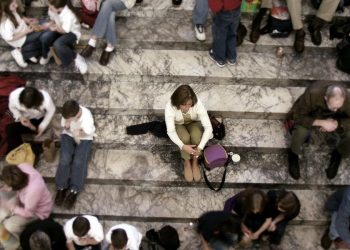 Cómo conectarse con la gente cuando estás solo