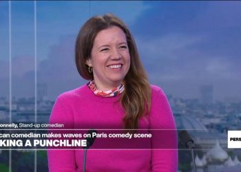 La comediante estadounidense Sarah Donnelly al hacer la luz de su vida en París