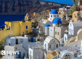 Santorini cierra a las escuelas mientras los temblores sonitan la isla griega