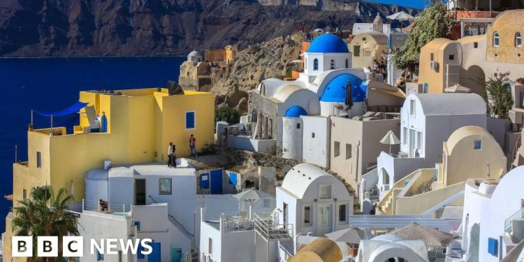 Santorini cierra a las escuelas mientras los temblores sonitan la isla griega