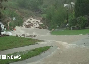 La mujer muere en la inundación australiana mientras miles huyen de casas