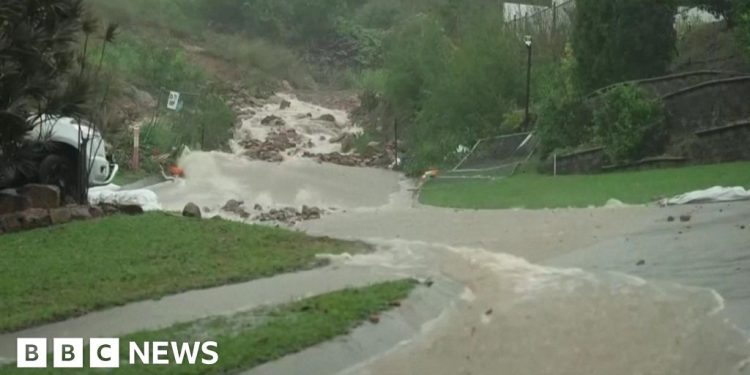 La mujer muere en la inundación australiana mientras miles huyen de casas