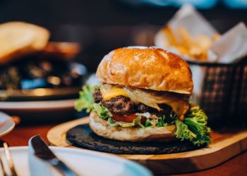 La última tendencia de Tiktok se burla de las hamburguesas milenarias