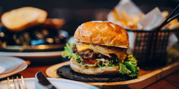 La última tendencia de Tiktok se burla de las hamburguesas milenarias