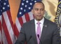Hakeem Jeffries lucha para proteger a todos los estadounidenses en Medicaid