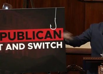 Hakeem Jeffries se va en el piso de la Cámara y arranca la máscara de los republicanos