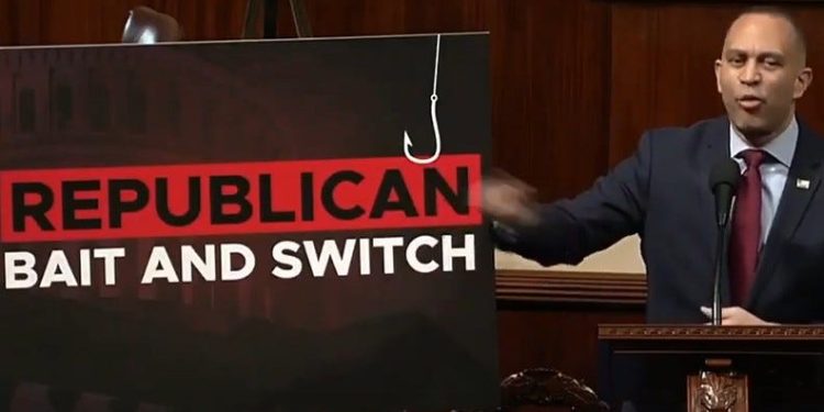 Hakeem Jeffries se va en el piso de la Cámara y arranca la máscara de los republicanos