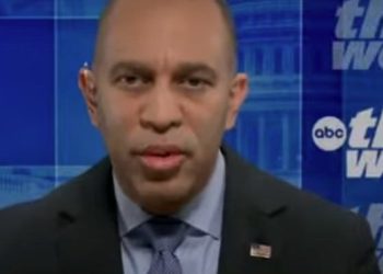Hakeem Jeffries gira las tablas y revela el fracaso de Trump