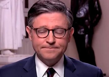 Delusional Mike Johnson afirma que los manifestantes en los ayuntamientos del Partido Republicano son plantas democráticas