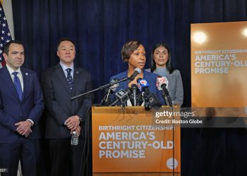 El juez federal detiene la orden de Trump que amenaza la ciudadanía del derecho de nacimiento