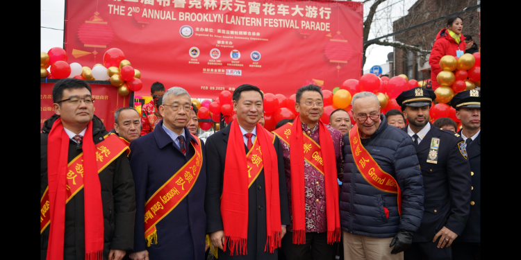 Chuck Schumer sonríe mientras comparte la etapa con el funcionario del PCCh que niega los abusos de los derechos humanos contra los Uyghurs | El experto de la puerta de entrada