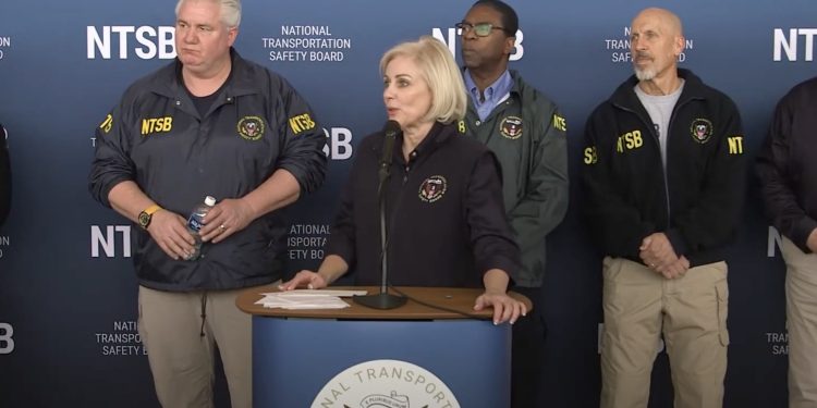 El jefe de NTSB cerra el reportero de NBC que hace una pregunta estúpida sobre Trump durante la sesión informativa sobre el accidente aéreo de DC (video) | El experto de la puerta de entrada