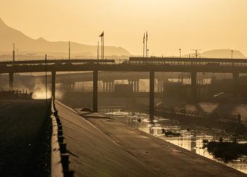 En la frontera una vez empacada de México, quedan pocos migrantes