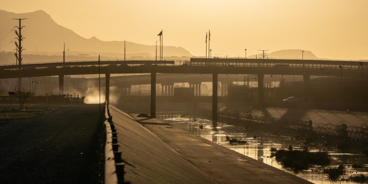 En la frontera una vez empacada de México, quedan pocos migrantes
