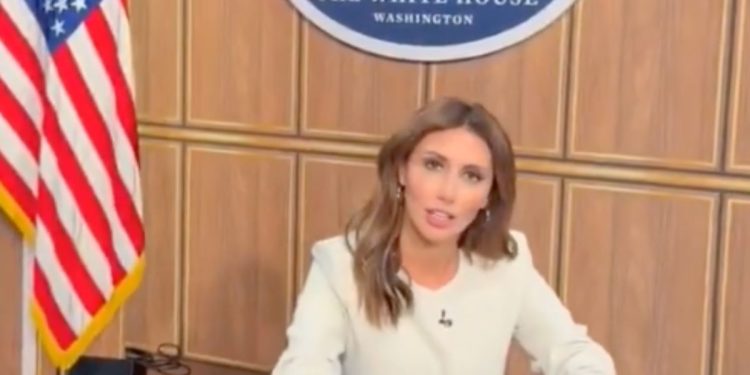 La asesora de Trump, Alina Haba, expone el set de la Oficina Oval de Joe Biden