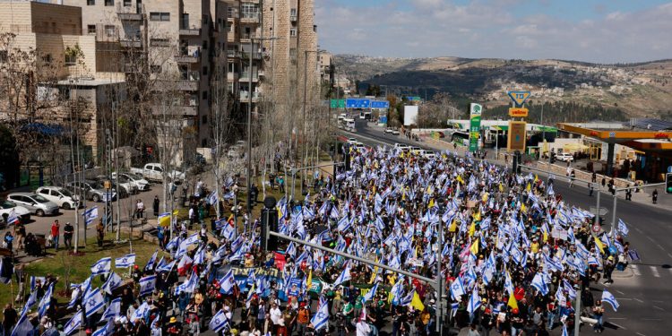 Los israelíes llegan al día de las calles después de ataques en Gaza
