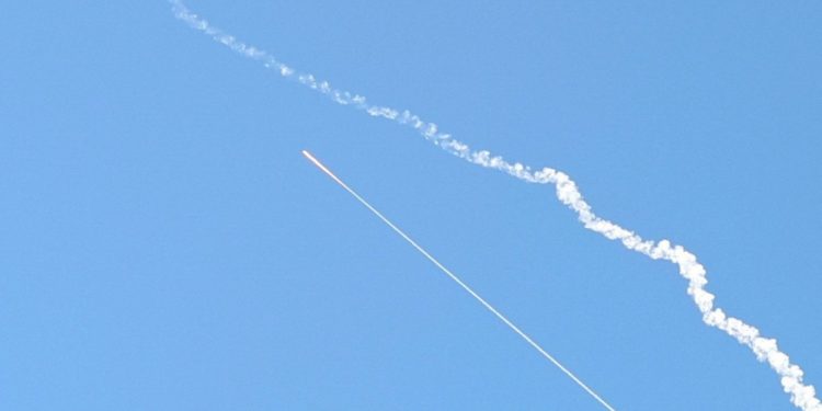 Israel dice que los misiles interceptaron desde Yemen como Estados Unidos apunta a sitios Houthi | Noticias de conflicto de Israel-Palestina