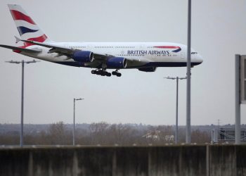 Actualizaciones en vivo de cierre del aeropuerto de Heathrow: algunos vuelos se reanudan después de que el incendio interrumpe los viajes