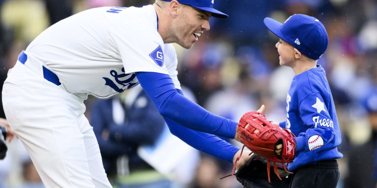«Tokio con papá» – La esposa de Freddie Freeman, Chelsea, en su hijo Charlie viviendo el sueño con viaje a MLB 2025 abridor