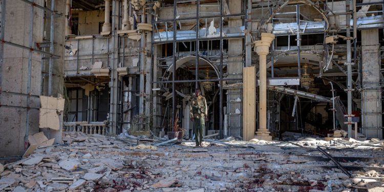 El ejército de Sudán se extiende a través de la capital, con la esperanza de cambiar la guerra