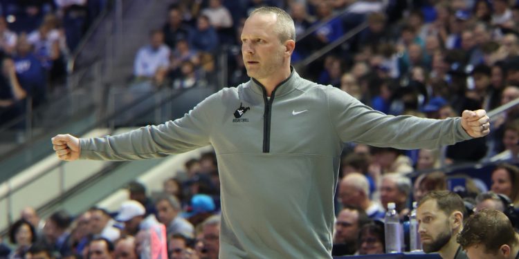 Indiana contrata a Darian Devries de West Virginia como entrenador