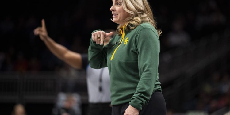 Roundup de la NCAA femenino: No. 4 Baylor, No. 5 Ole Miss Win Openers