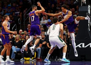 El tardío tardío de Devin Booker levanta los soles sobre dólares
