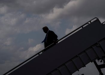 Trump dice que «no está bromeando» de buscar un tercer mandato desafiando a la constitución