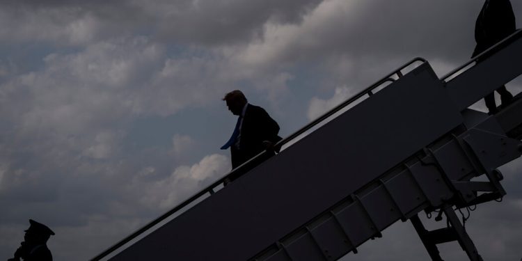 Trump dice que «no está bromeando» de buscar un tercer mandato desafiando a la constitución