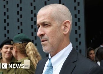 La Corte Suprema de Israel congela la orden del primer ministro de despedir al jefe de seguridad