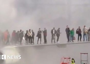 Los pasajeros evacúan el vuelo de Burning American Airlines en Denver