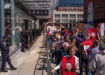 Las multitudes salen a través de los EE. UU. Para las protestas de 'Tesla Takedown'