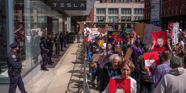 Las multitudes salen a través de los EE. UU. Para las protestas de 'Tesla Takedown'