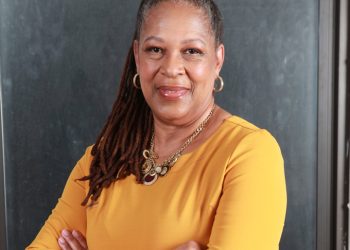 La empresaria nacida en jamaicana Jenniffer Brown convierte la tragedia infantil en defensa de la educación