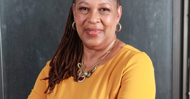 La empresaria nacida en jamaicana Jenniffer Brown convierte la tragedia infantil en defensa de la educación