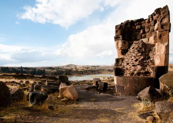 Antiguos chullpas y herencia andina