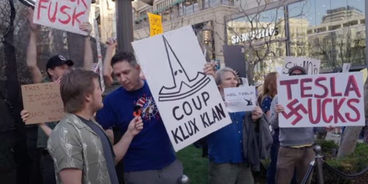 ¿Son los manifestantes de Elon Musk los estadounidenses más despistados de todos?