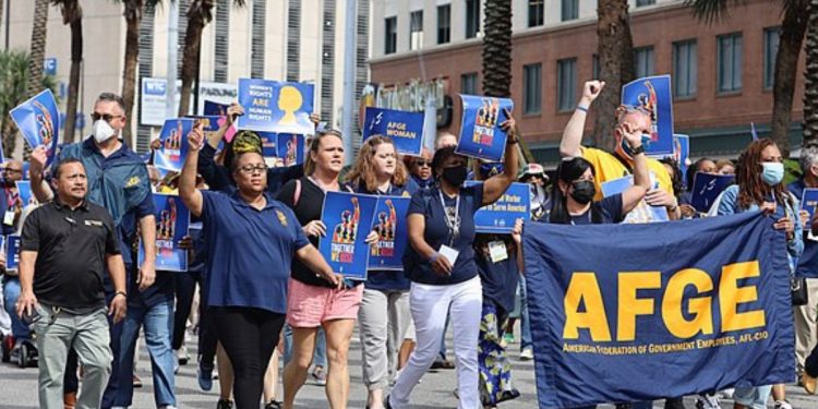 Sí, prohíbe todos los «sindicatos laborales» federales
