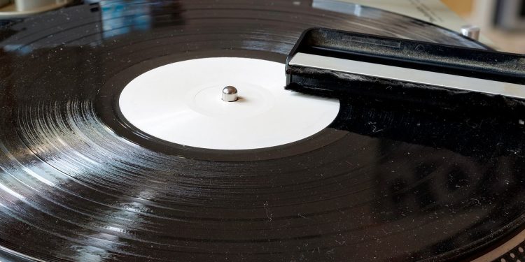 Cómo limpiar los registros de vinilo (2025): aspiradoras, solución, toallitas