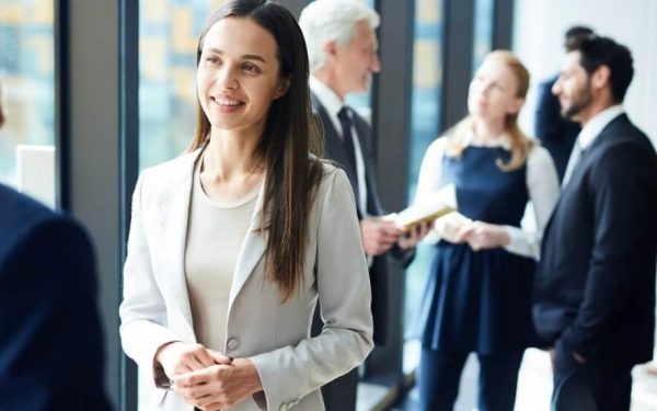 Los viajeros de negocios exploran España | .TR