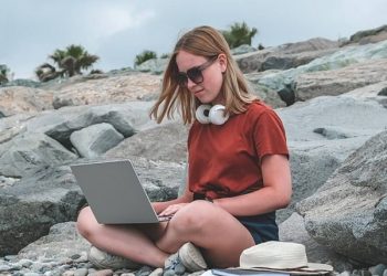 Albania ofrece visas más baratas para nómadas digitales