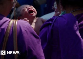 Moment Baby nace en la calle Bangkok después de la evacuación del terremoto